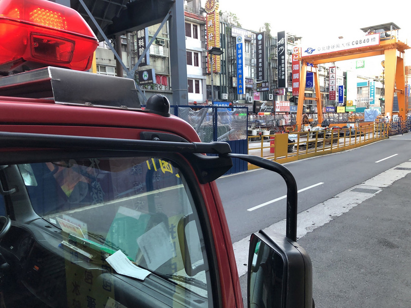 台北市警消28日下午獲報，在捷運萬大線工地內有人受傷，人員到場發現一名約60幾歲男子疑遭潛盾機夾傷命危，緊急送醫搶救；工地現場已停工進行相關調查。 圖：中央社提供