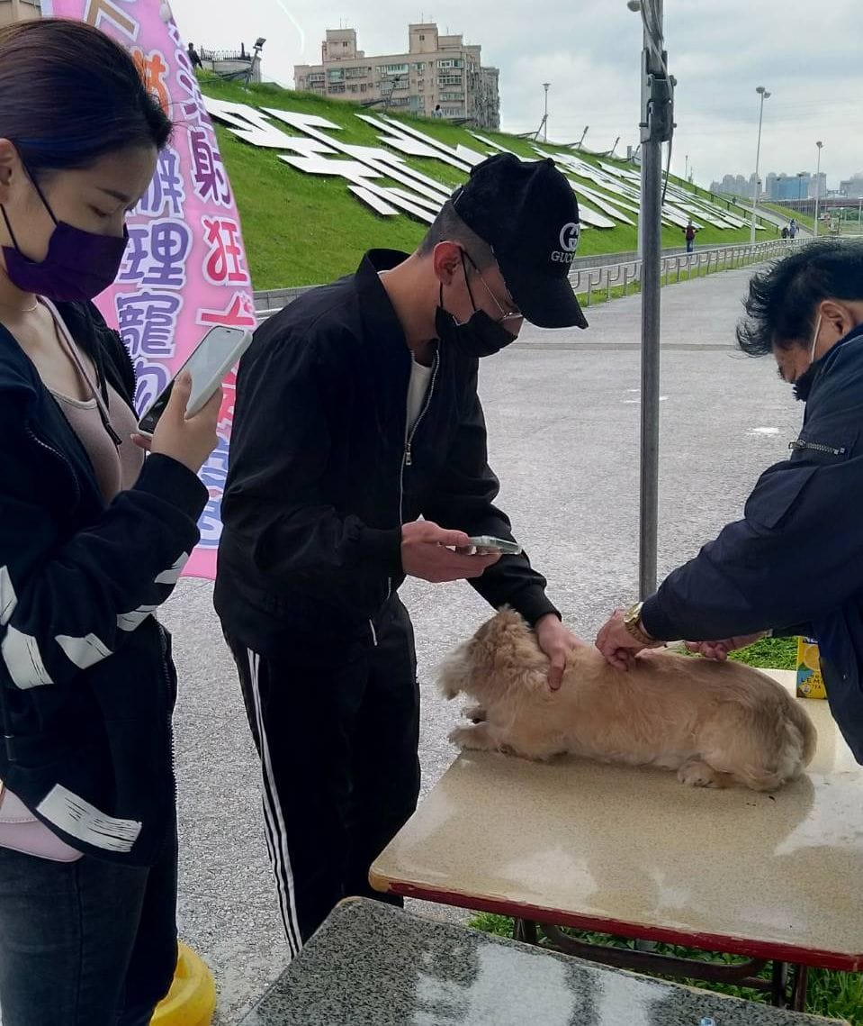 110年蘆洲區寵物公園巡迴注射狂犬病疫苗，民眾開心的與動保處合照。 圖：新北市動保處提供