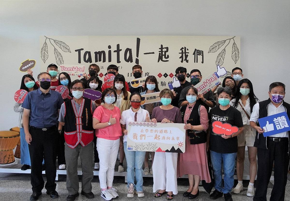 羅美菁(第一排右四)和到場創業族人、原青們合照留念。 圖：新北市原民局提供