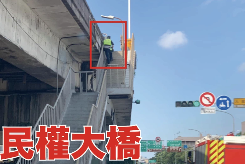 李明賢28日在北市議會交通委員會上直指員警為了取締躲在橋後拍照。 圖：翻攝李明賢臉書