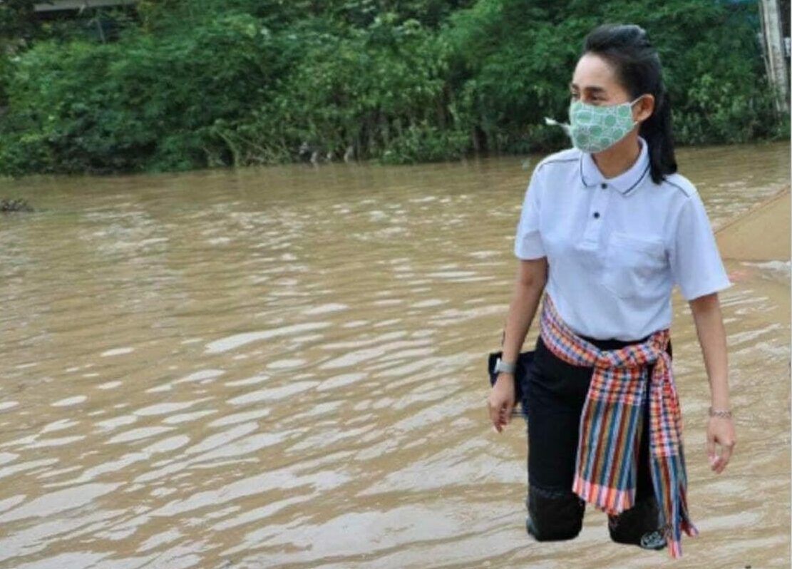 泰國教育部近日被抓包，臉書專頁 PO 副部長格諾婉女士到洪水現場勘災的照片是 P 的 圖 : 翻攝Twitter