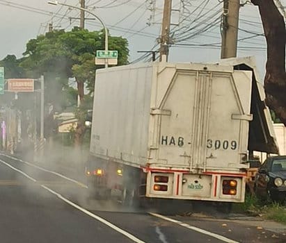 高雄市路竹區發生廢棄物清運車洩漏事件 。 圖：高市環保局提供
