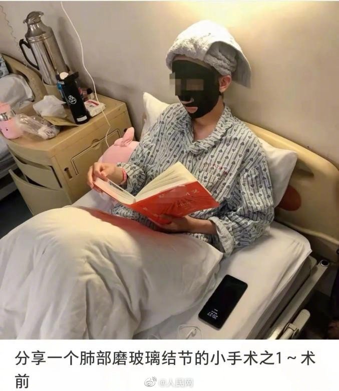 網紅們穿著病號服，化著精緻的妝容，神色甜美在醫院的病床上躺著稱自己患病。 圖 : 翻攝鳳凰網