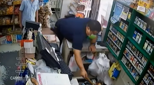 超商女店員遭襲擊一案，警方到場後立即以警棍制止楊嫌並壓制上銬控制後帶回派出所。 圖 : 翻攝屏東縣政府警察局臉書