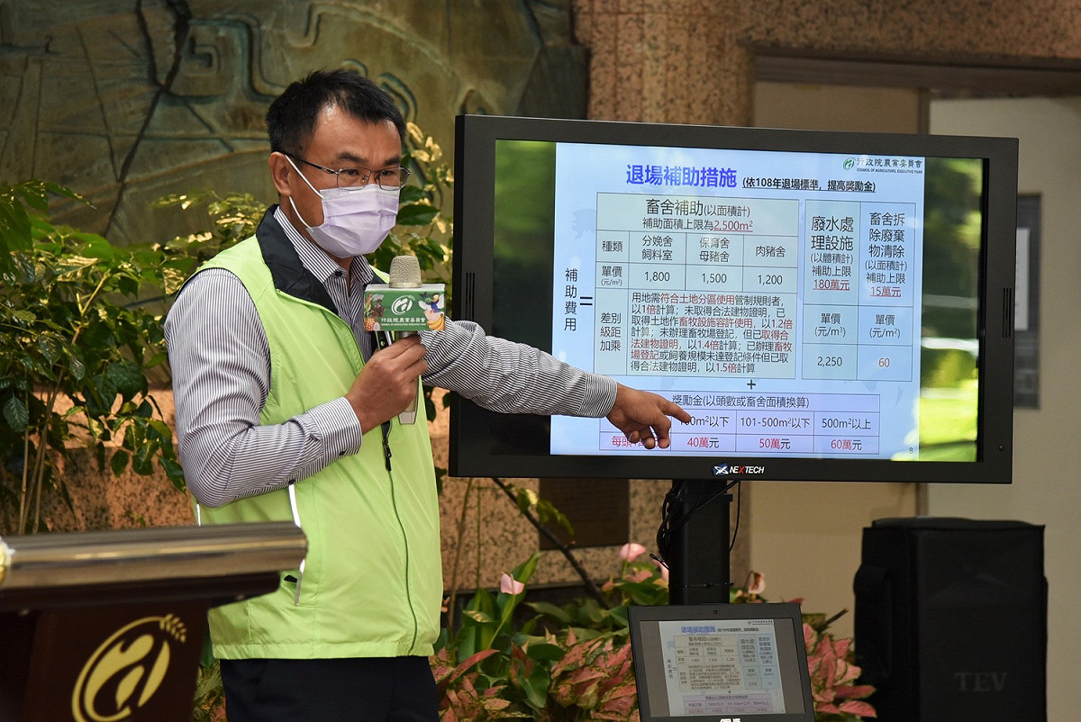 農委會主委陳吉仲表示，10月小型豬場仍禁用廚餘，將全面進行稽查。 圖：農委會／提供