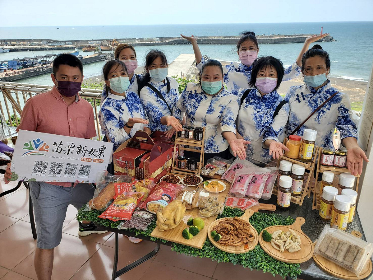 苗栗新女栗二妹鹽焗雞黃添燕(前排右三)指出，自己跟林肯香雞排謝鳳明與偉英企業社林偉英都來自廣東，本次還有來自海南島的國豐商行吳清林、來自越南的西貢美食盧氏麗梅與印尼的譚豆乳雞官玲玲出席，全體成員都是新住民姐妹，來枋寮簽訂「數位轉型盟約」非常感動！ 圖/枋寮940