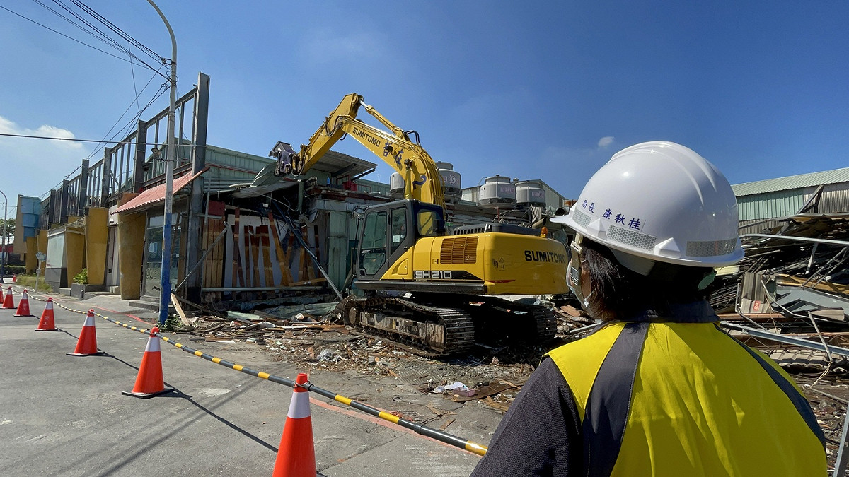 新北市地政局長康秋桂視察塭仔圳重劃第一區拆除狀況。 圖：新北市地政局/提供