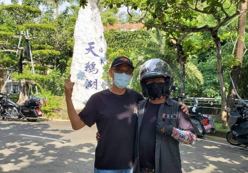 墾丁天鵝湖飯店副總裁林富吉(左)與重機車友。 圖：墾丁天鵝湖飯店提供