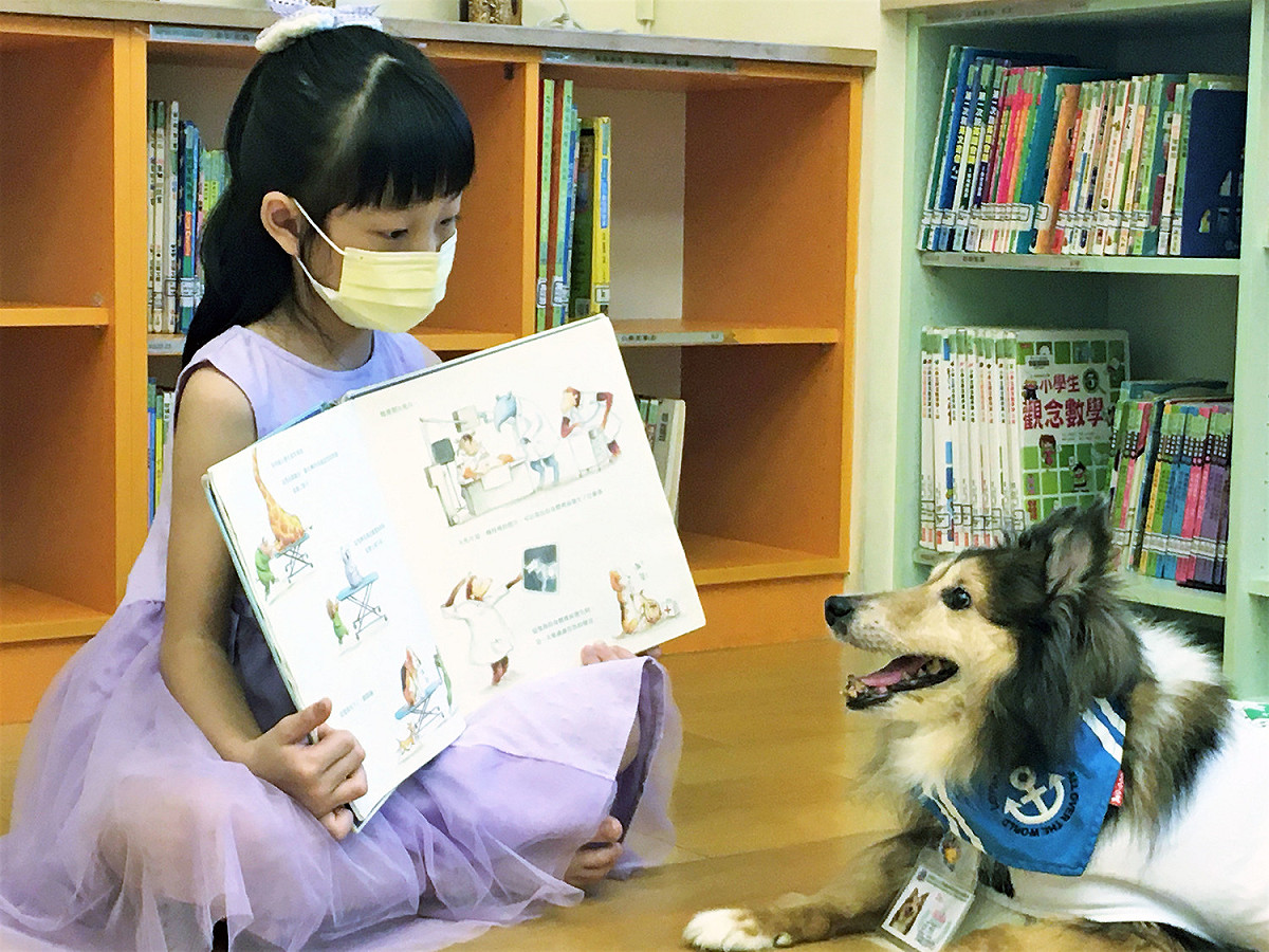 響應10月4日「世界動物日」，全國第一個寵物友善圖書館—新莊裕民分館特別擴大「寵物伴讀」服務，讓小朋友可以在毛小孩的陪伴下享受療癒的閱讀時光，同時培養正確的友善動物觀念。 圖：新北市立圖書館提供
