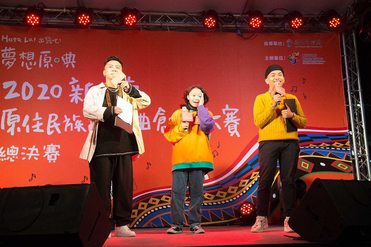 都市原住民青年需要的是讓他們發揮天賦的舞台，圖為李真愛（中）去年參加2020新北市原住民族語歌唱創作大賽，左為網紅布萊克薛薛擔任主持人。 圖：新北市原民局提供