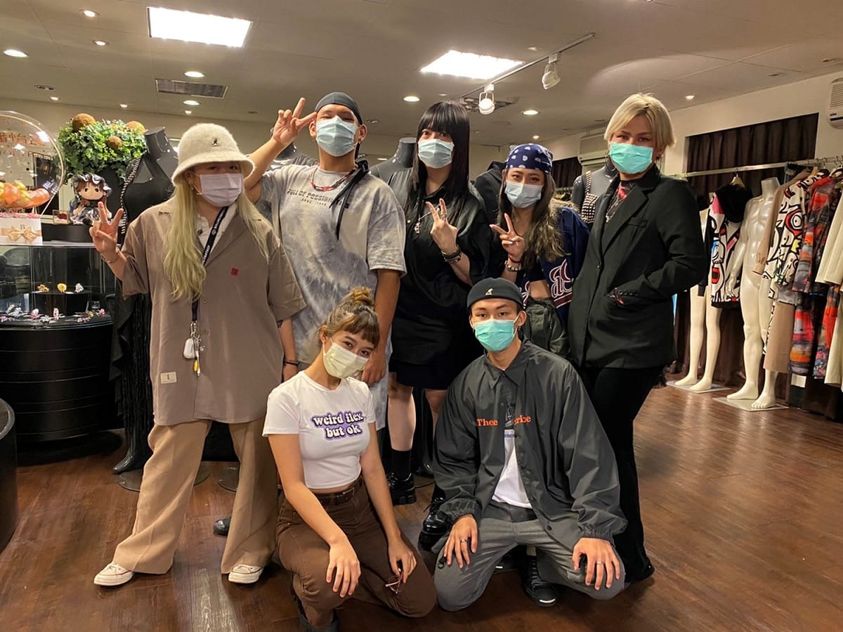 潘怡良老師(中間站立者)與這次2022春夏時裝發表會演出的黎明技術學院學生討論表演細節會後合影。 圖：新北市原民局提供