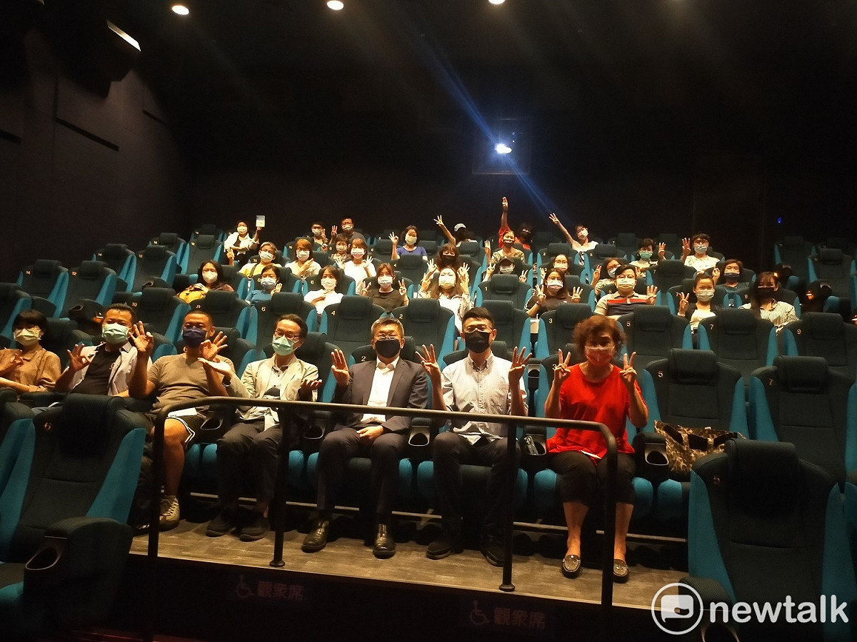 《波濤最深處》特映會遵守防疫規定，邀請限量觀眾入場。   圖：唐復年/攝
