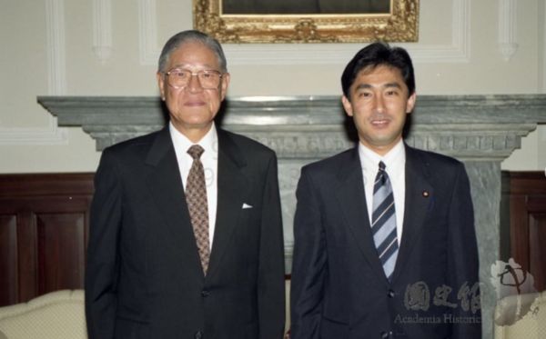 前總統李登輝在27年前曾與還是眾議員的準首相岸田文雄合照。 圖：翻攝國史館臉書
