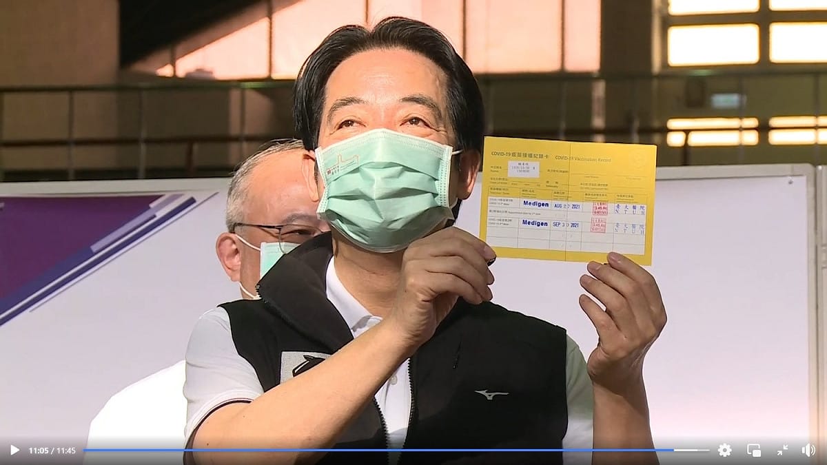 副總統賴清德30日接種第二劑高端疫苗後展示所謂的「小黃卡」 圖：翻拍自賴清德臉書