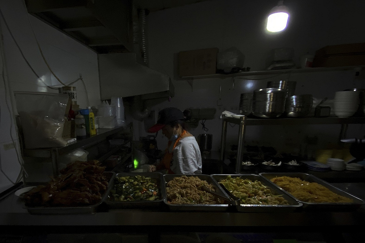 小吃店全店甚至僅靠一顆燈泡照明 圖:達志影像/美聯社