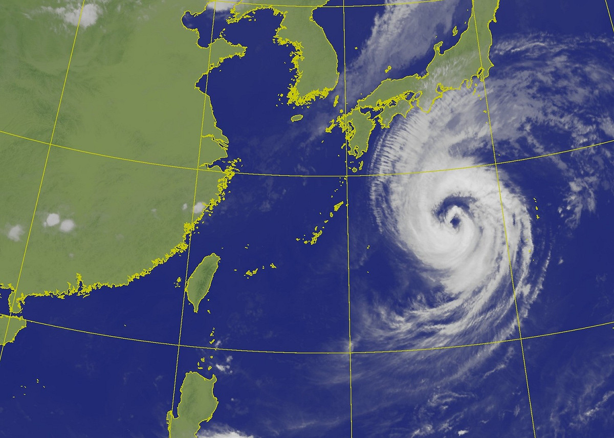 蒲公英颱風再度減弱為中颱，目前加速往日本東方海面移動。 圖：中央氣象局／提供
