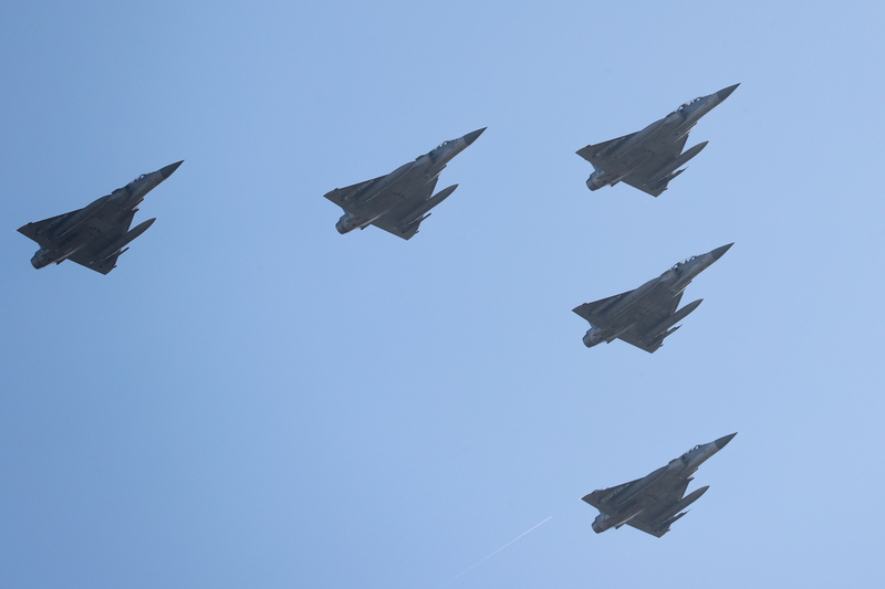 雙十國慶空中全兵力預演30日早晨在總統府前展開，國軍與內政部空勤總隊出動12型快、慢速機共47架，圖為幻象2000戰機編隊飛行。 圖：中央社