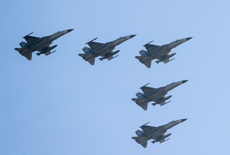雙十國慶空中全兵力預演30日早晨在總統府前展開，國軍與內政部空勤總隊出動12型快、慢速機共47架，圖為IDF經國號戰機編隊飛行。 圖：中央社