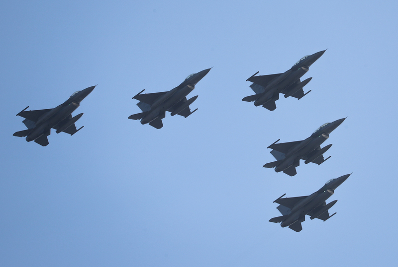 雙十國慶空中全兵力預演30日早晨在總統府前展開，國軍與內政部空勤總隊出動12型快、慢速機共47架，圖為F-16V戰機編隊飛行。 圖：中央社