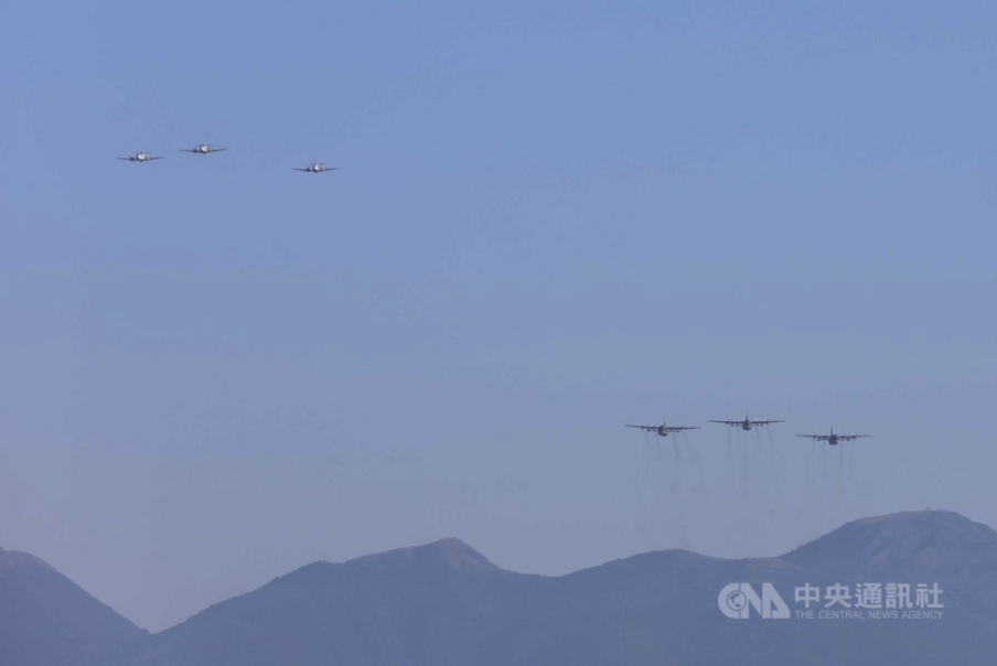 國軍30日舉行空中全兵力預演，B-1900C行政專機（左上）及C-130H運輸機（右下）飛越台北上空。 圖：中央社