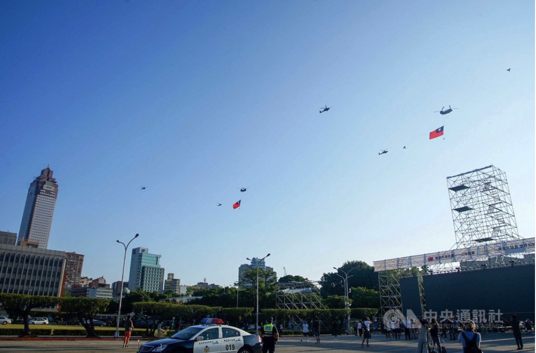 雙十國慶全兵力空中預演30日早晨在總統府前展開，空軍CH-47運輸直升機吊掛巨幅國旗飛越凱達格蘭大道上空。 圖：中央社