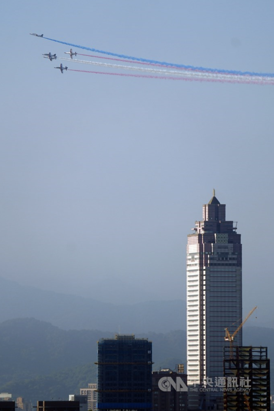 雙十國慶全兵力空中預演30日早晨在總統府前展開，圖為雷虎小組（5架AT-3教練機）施放彩煙通過台北上空，為預演劃下完美句點。 圖：中央社
