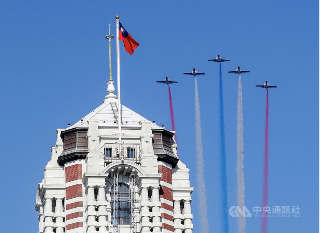雙十國慶全兵力空中預演30日早晨登場，圖為雷虎小組（5架AT-3教練機）衝場施放彩煙飛過總統府上空。 圖：中央社