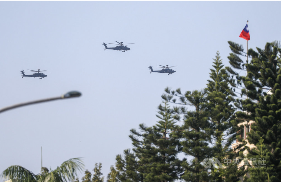 雙十國慶全兵力空中預演30日早晨在總統府前展開，圖為AH-64阿帕契攻擊直升機飛越北市上空。 圖：中央社