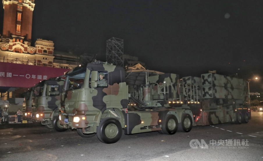 2021年國慶閱兵預演展示。圖為天弓三型飛彈發射車，車頭約略可見德國賓士車廠車徽。 圖：中央社