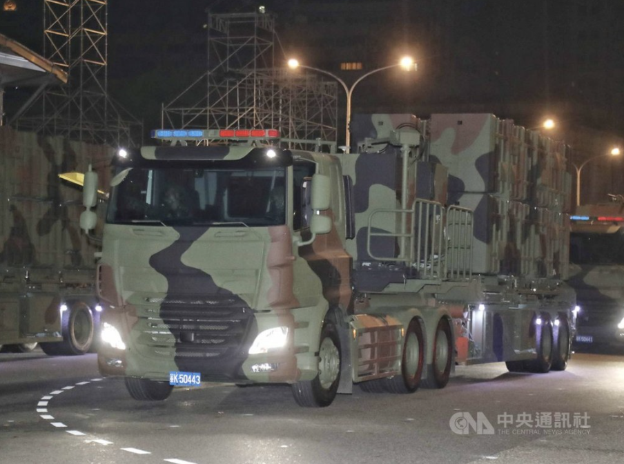 國軍30日凌晨在總統府前舉行地面兵力預演，圖為雄三飛彈發射車展現國軍防衛戰力。 圖：中央社