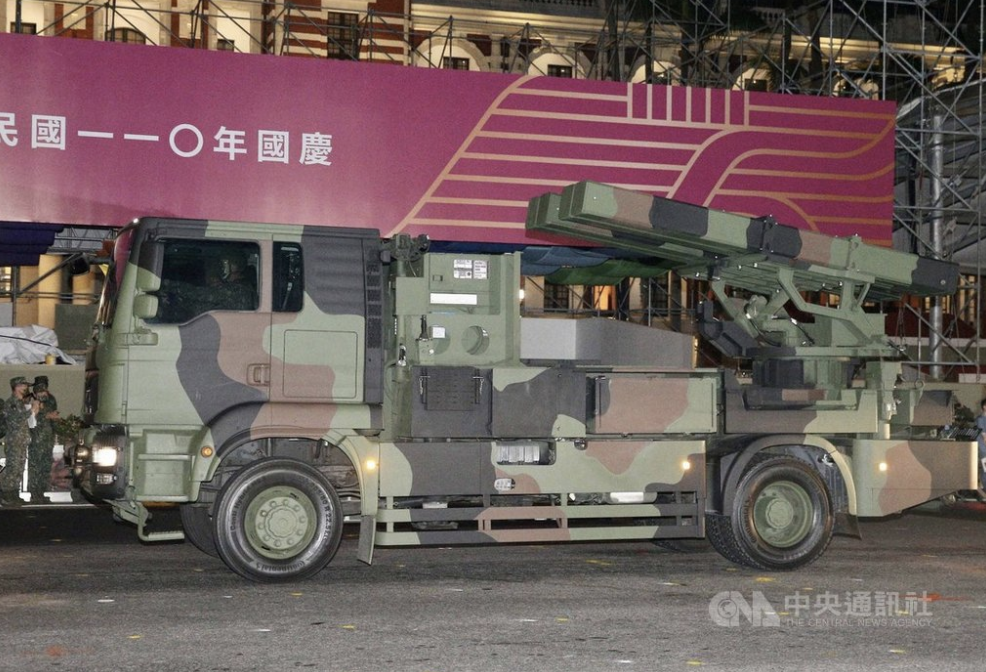 國軍30日凌晨在總統府前舉行地面兵力預演，陸軍新購的「陸射劍二」飛彈車首次在國人面前亮相。 圖：中央社