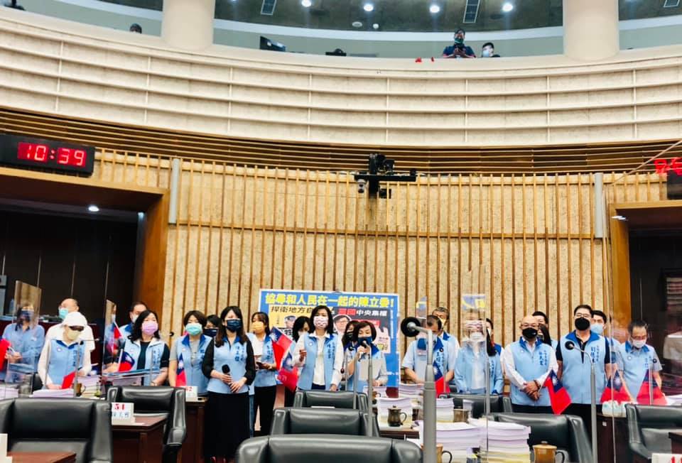高市議會國民黨團要求國慶日應在高雄掛國旗。 圖：擷取自黃捷臉書