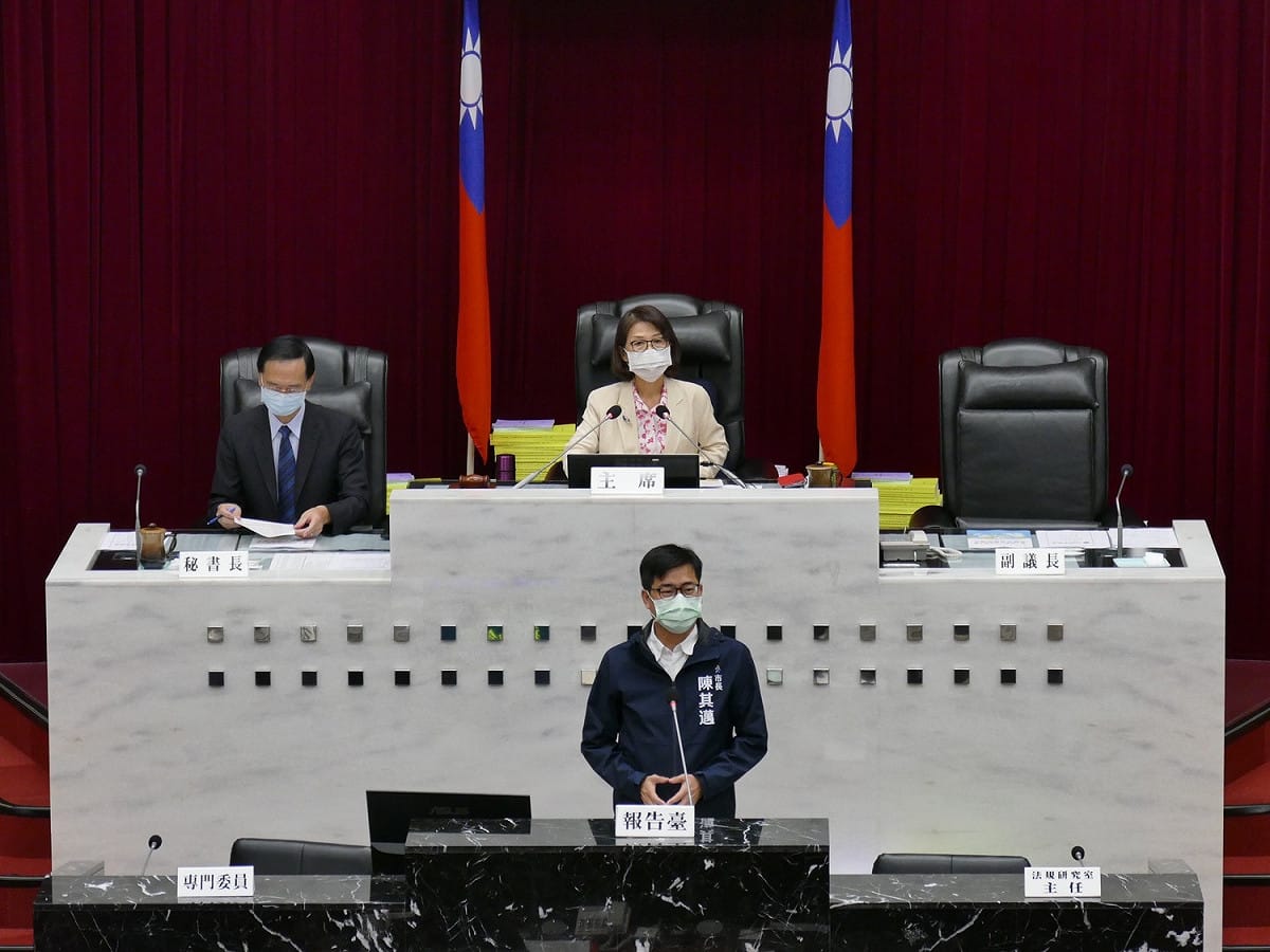 陳其邁在市議會進行施政報告。 圖：高雄市議會提供