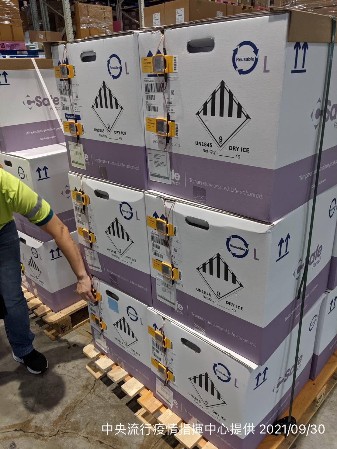 客製化標籤首批BNT疫苗今已抵台。 圖：指揮中心/提供