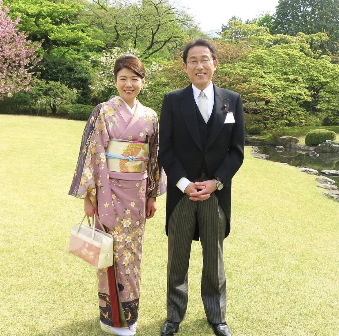 岸田文雄（右）將成新首相，他的妻子岸田裕子（左）也將成為日本第一夫人。 圖：擷取自岸田文雄IG