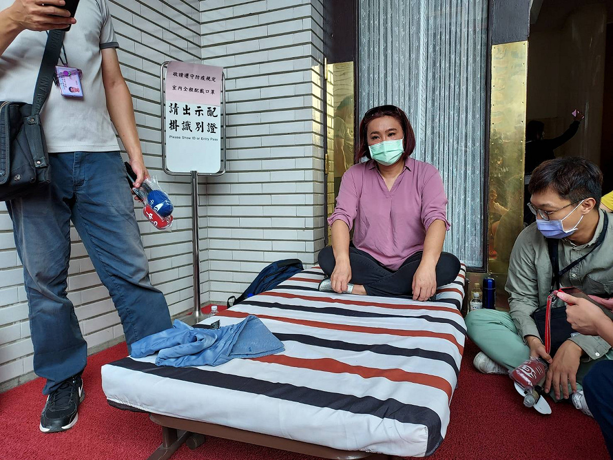 國民黨立委陳玉珍等藍委下午在議場前架行軍床，準備徹夜守門口。 圖：陳佩君／攝