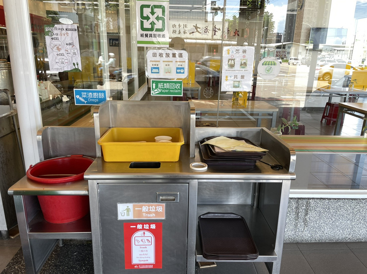 自助餐店應設置紙餐具回收設施，否則最高可開罰30萬元。 圖:台中市政府/提供