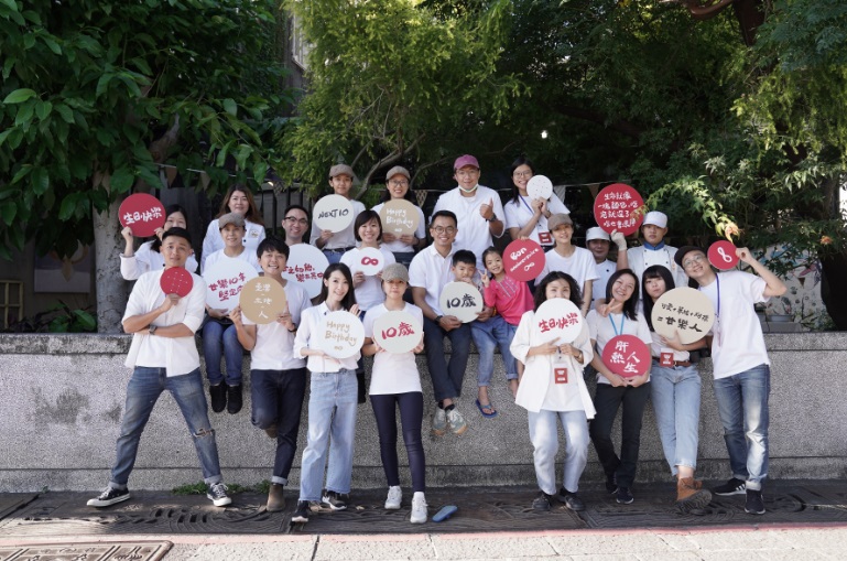 甘樂文創文創志業股份有限公司，深耕三峽在地文化保存與推廣，串連在地老工藝職人與年輕藝術家，以設計導入的方式協助工藝產業轉型，並結合在地學校，將傳統工藝及文化帶入校園。 圖：新北市文化局提供
