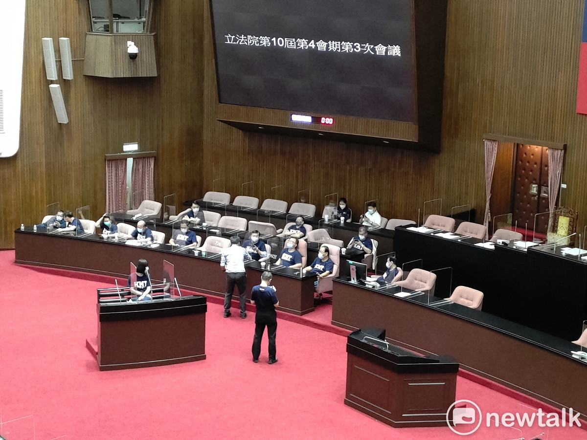 國民黨團佔領議場官員席與備詢台。 圖：黃建豪/攝