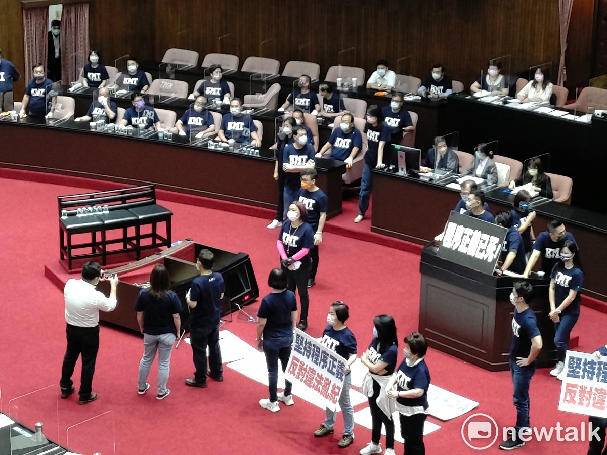 國民黨立委翻倒立法院議場的備詢台。 圖：黃建豪/攝