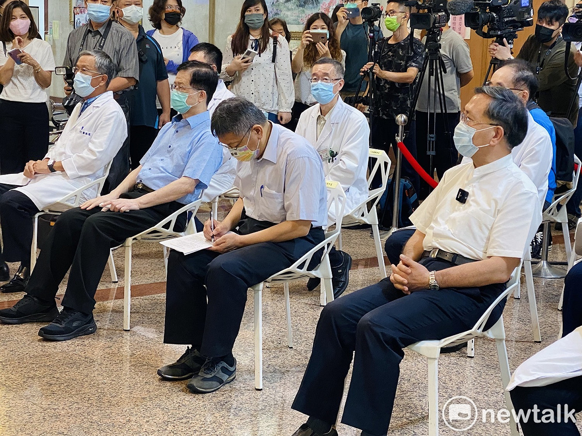 台北市長柯文哲、副市長蔡炳坤、衛生局長黃世傑。 圖：周煊惠 / 攝