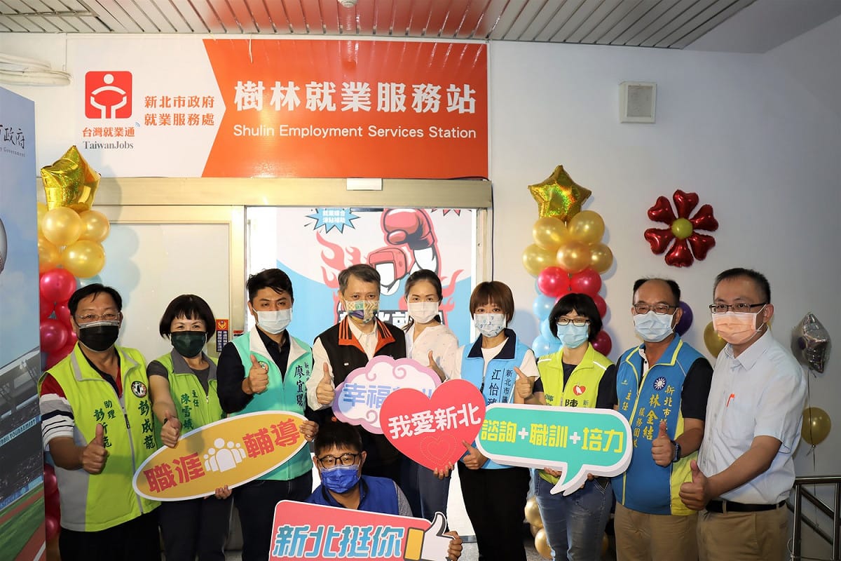 新北勞工局長陳瑞嘉與市議員洪儀君、江怡臻、廖宜琨及在地議員代表於樹林就服站開幕。 圖：新北市勞工局提供