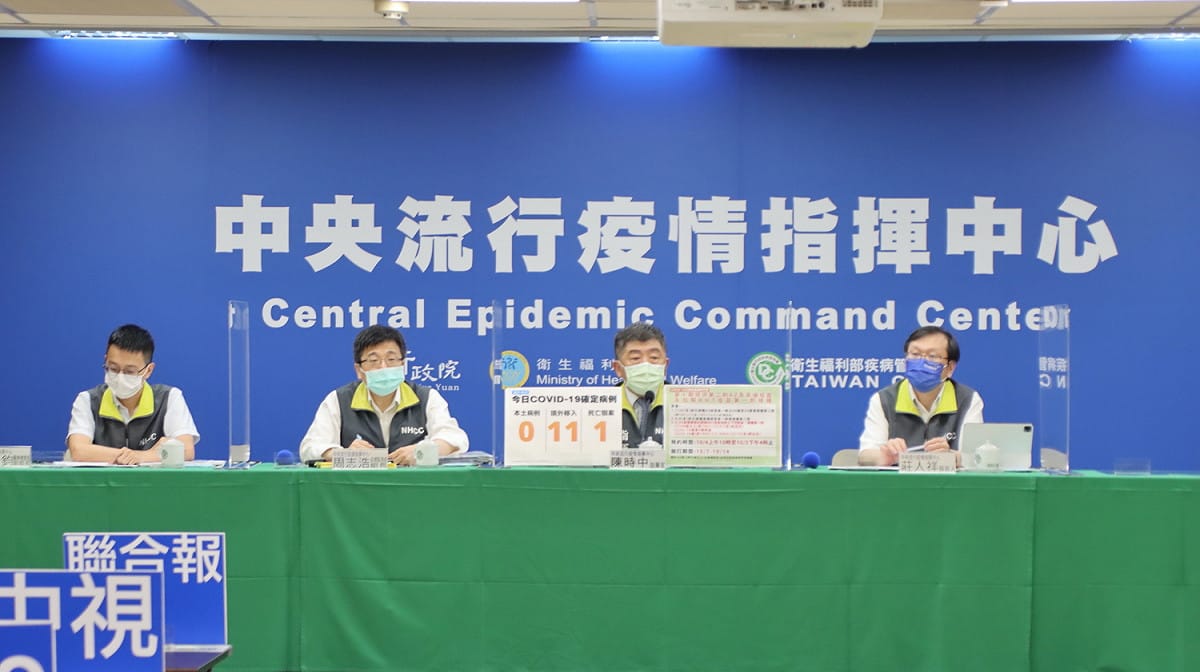 中央流行疫情指揮中心今(1)日表示，台積電、鴻海暨永齡基金會、慈濟基金會共同捐贈的第4批BNT疫苗67萬劑，已於今日上午抵台。 圖：指揮中心/提供
