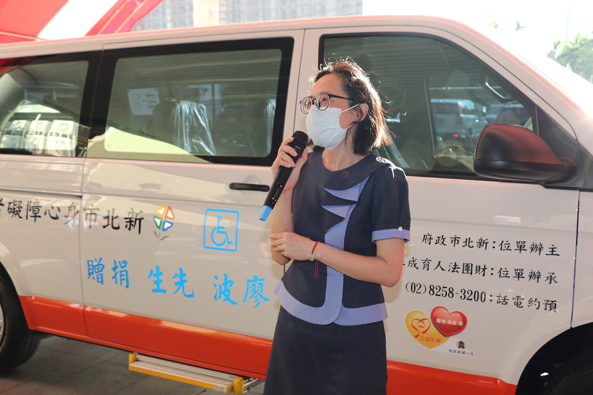 廖波的女兒廖昱雯代表致意時輕聲道：「阿爸，您的遺願，我們幫您完成了！」 圖：新北市社會局提供