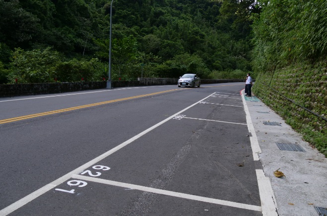 於北47線0.34-0.5K段的山側增設水溝蓋，同時調整車道線後，劃設了50格路邊停車位並增加人行空間。 圖：新北市交通局提供