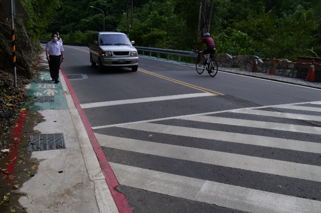 於北47線0.34-0.5K段的山側增設水溝蓋，同時調整車道線後，劃設路邊停車位並增加人行空間。 圖：新北市交通局提供