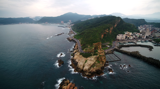 萬金石馬拉松跑者融入山海美景中。 圖：新北市體育處提供