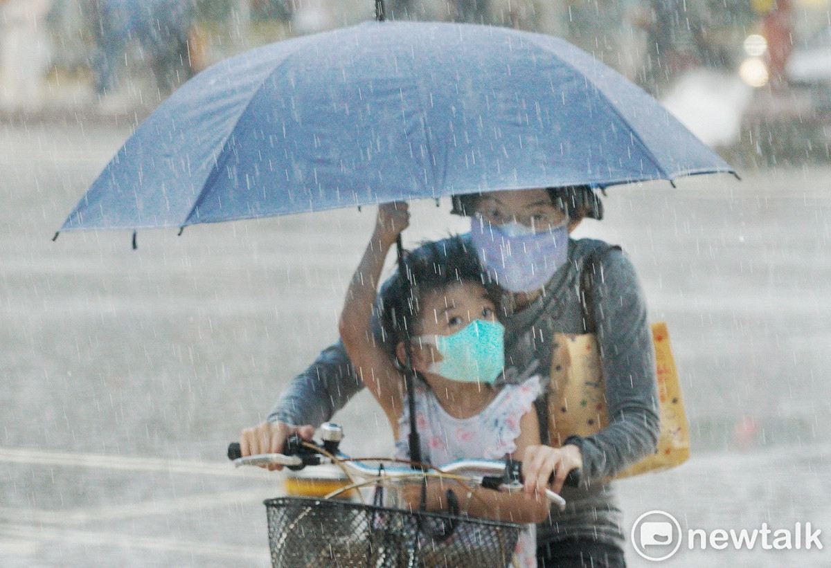 由於對流發展旺盛，氣象局對6縣市發布大雨特報。 圖：張良一/攝