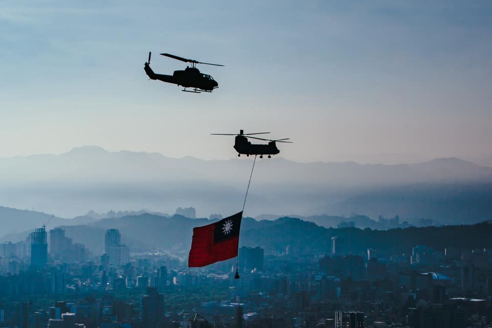 9月30日的國慶空中分列式預演「史上最巨幅」國旗首次亮相，完整展開，迎風飄揚，畫面令人動容。 圖：軍聞社提供/翻攝國防部發言人臉書