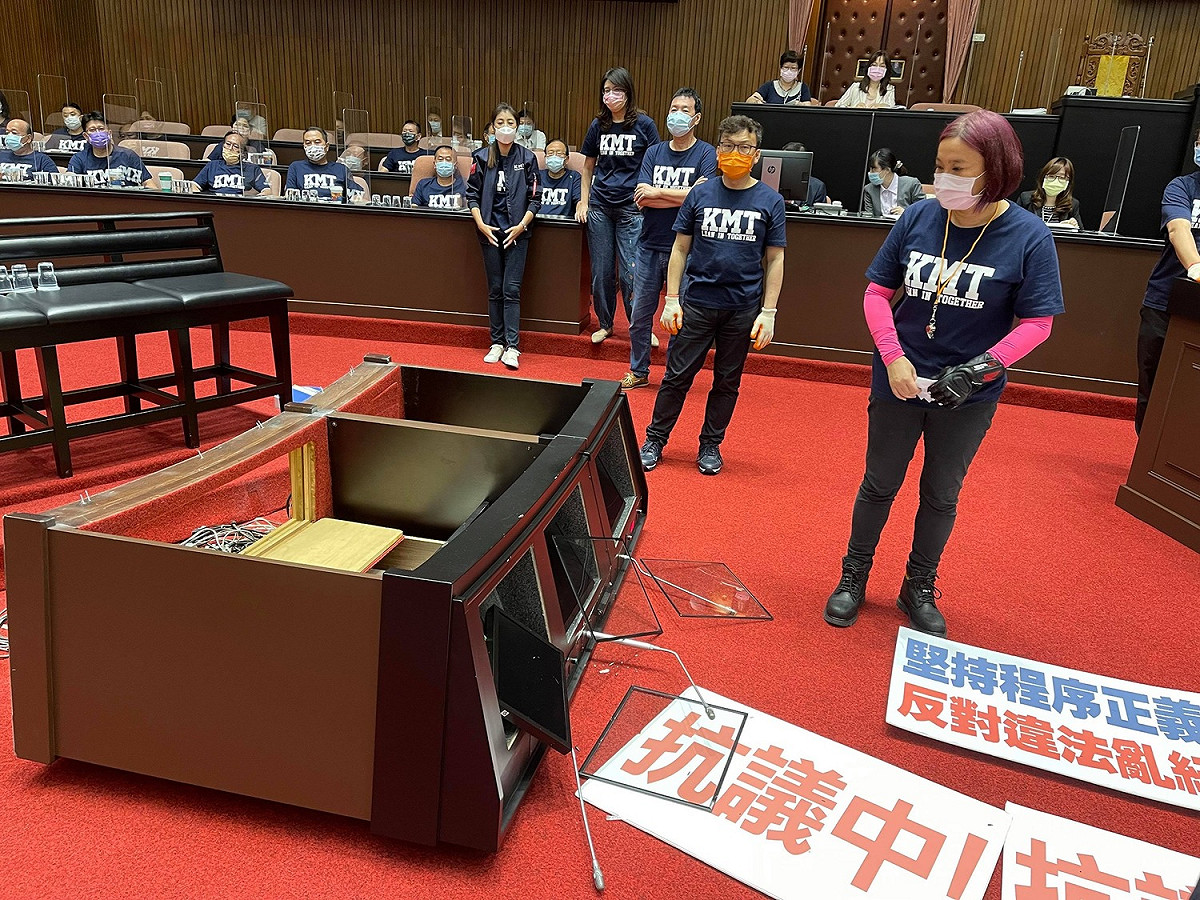 民進黨立委陳亭妃指控國民黨立委團一早拍網美照後，大肆破壞備詢台，讓官員們無法上台備詢。 圖：擷取自洪申翰臉書